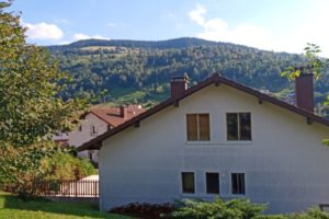 La fugue en Bresse, côté jardin, avec vue sur la montagne.